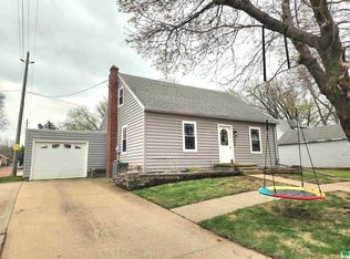 1210 Elm St, Hull, IA 51239