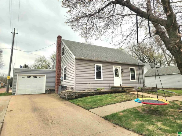 1210 Elm St, Hull, IA 51239