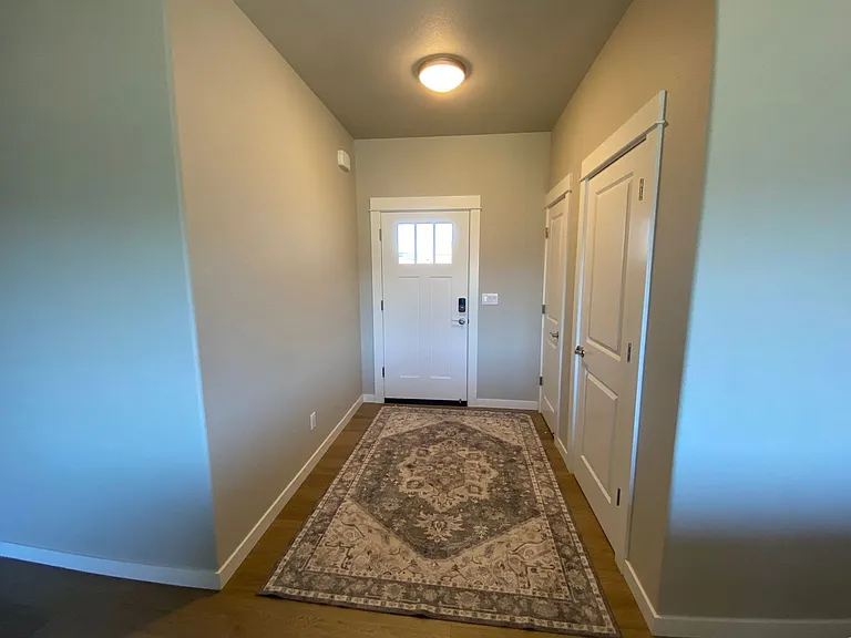 912 Medina Ave — Photo 2