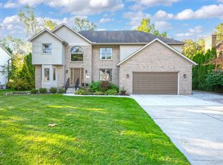 1165 Joanwood Dr, Marysville, MI 48040