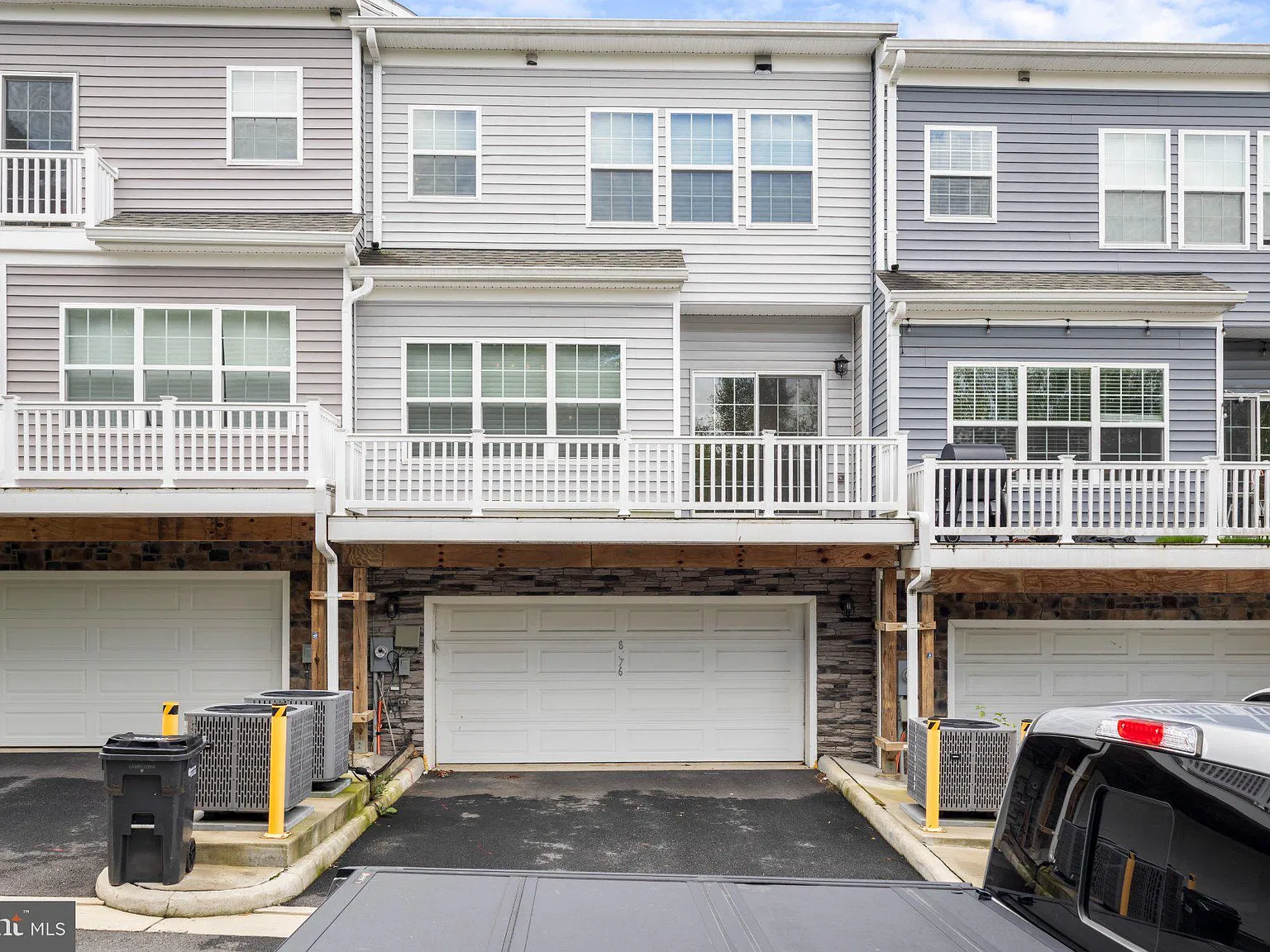 3 bed, 4.0 bath, 2087 sqft, $3,950 — Photo 3