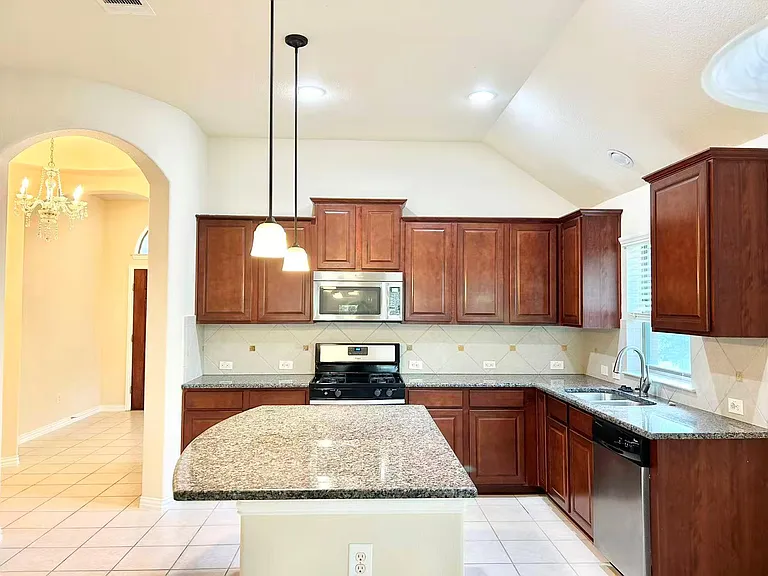 1104 Valerie Cv — Photo 9