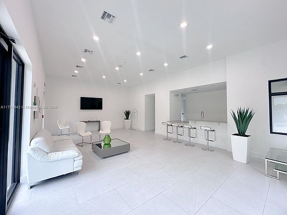 4th image of 4109 N Oak Pl #4109