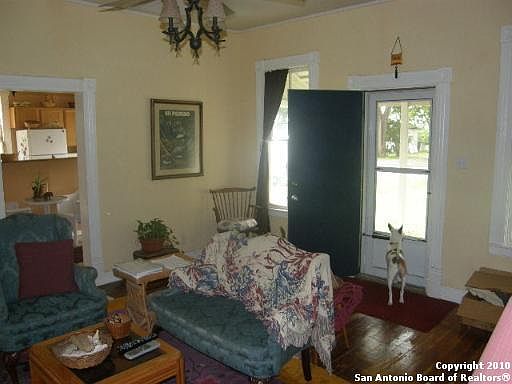 3rd image of 211 E Caddell