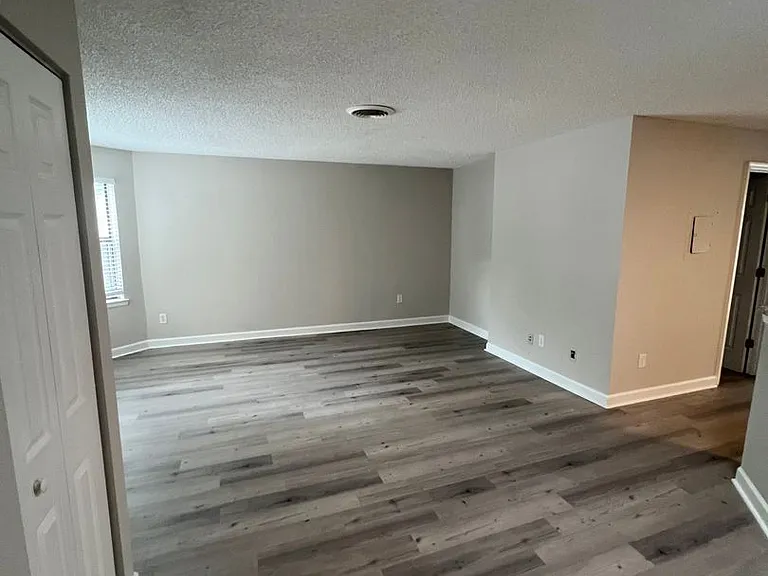 415 W 10th St — Photo 2
