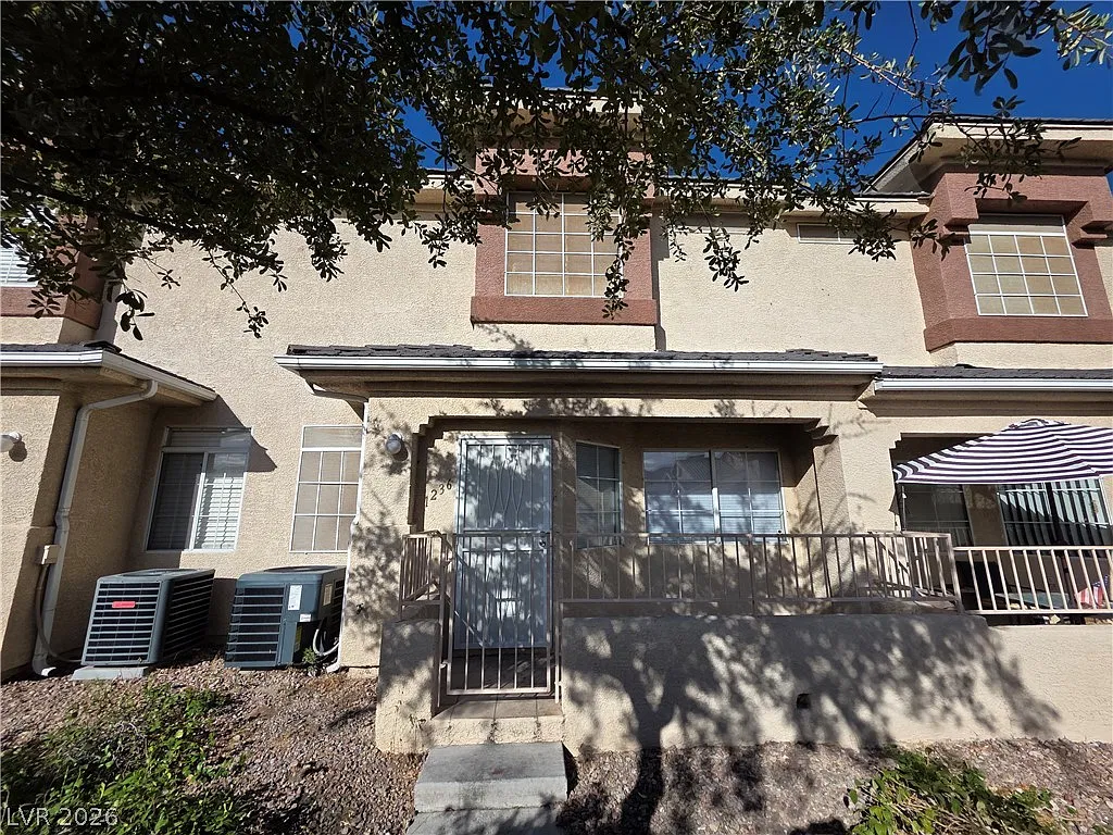 3 bed, 2.5 bath, 1320 sqft, $1,659 — Photo 3
