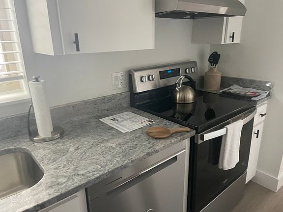 4th image of 516 Parkdale Mews #516