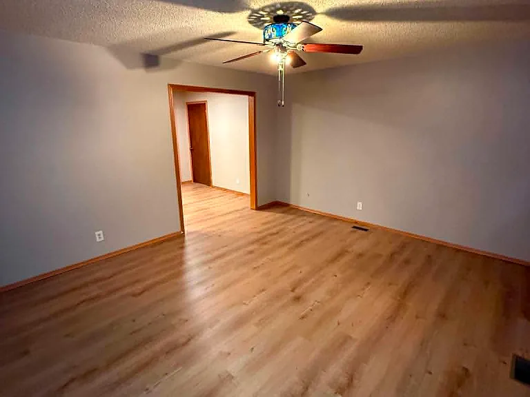 208 N Marlen Ct — Photo 2