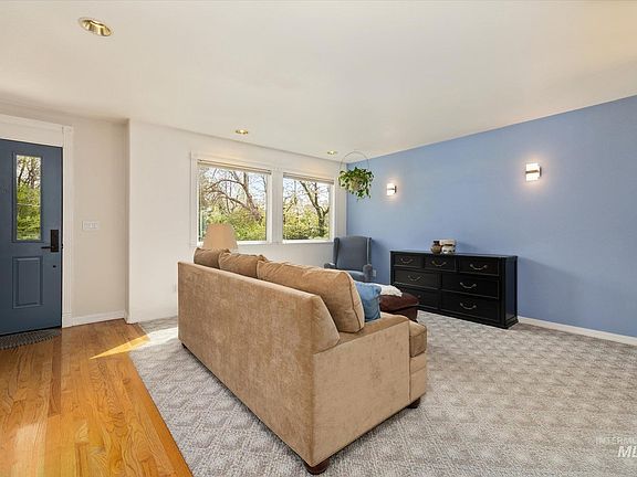 5th image of 3235 N Mountain View Dr
