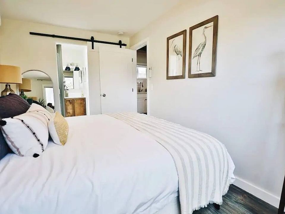 2nd image of 703 De La Vina St #D