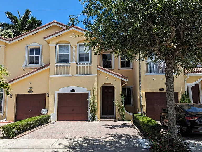 15089 SW 8th Ter — Photo 1