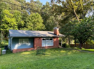 909 Dorothy St, Hendersonville, NC 28791