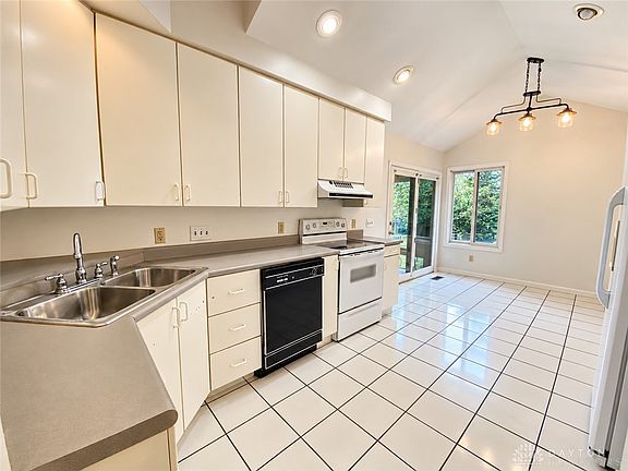 3rd image of 949 Carson Dr