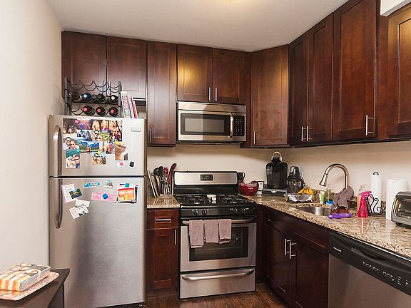 3rd image of 937 W Cornelia Ave APT 204