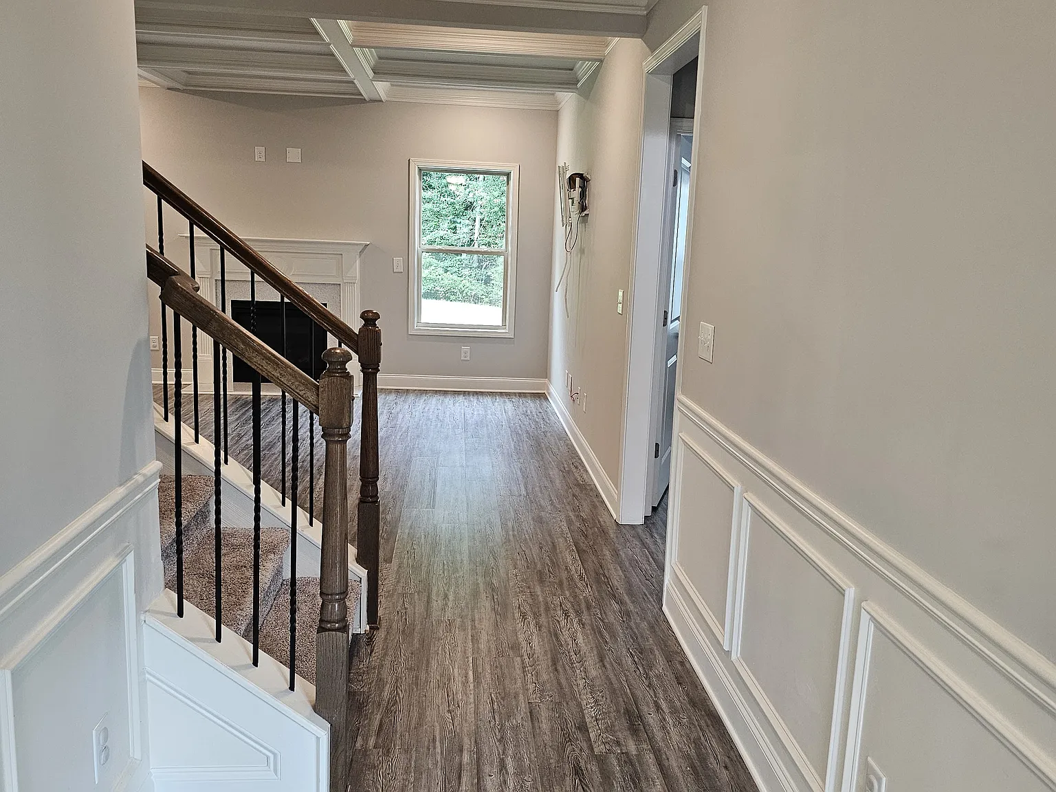 352 Newshaw Dr — Photo 2