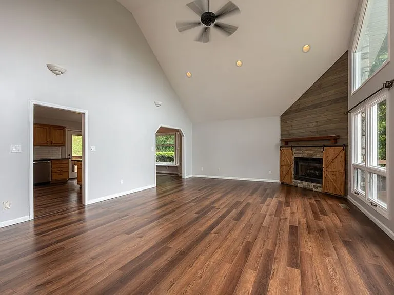 15 Tiffany Ln — Photo 7