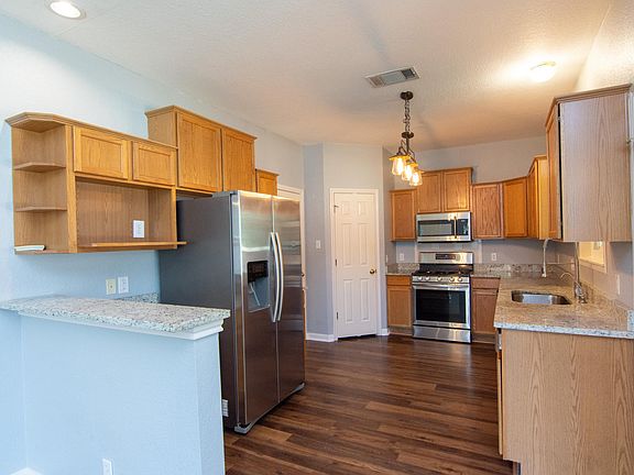 4th image of 2812 S Walker Dr