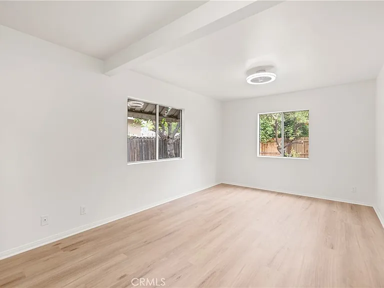 18418 Sylvan St — Photo 11