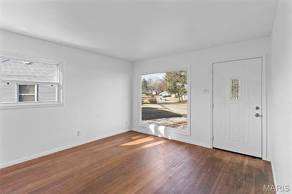 3 bed, 1.0 bath, $1,400 — Photo 2