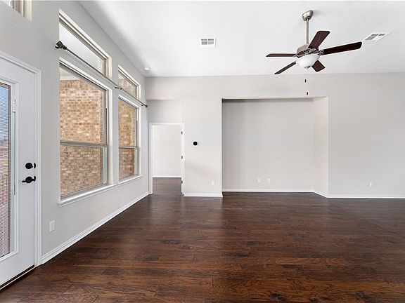 5th image of 125 Strawberry St