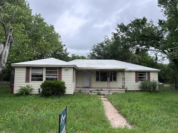 209 Prairie Ave, Petrolia, TX 76377