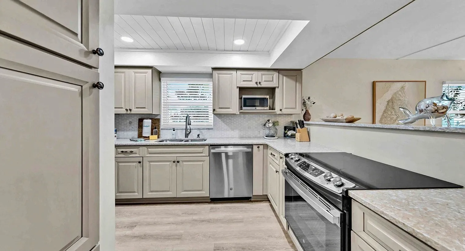 2 bed, 2.0 bath, 11140 sqft, $2,725 — Photo 4