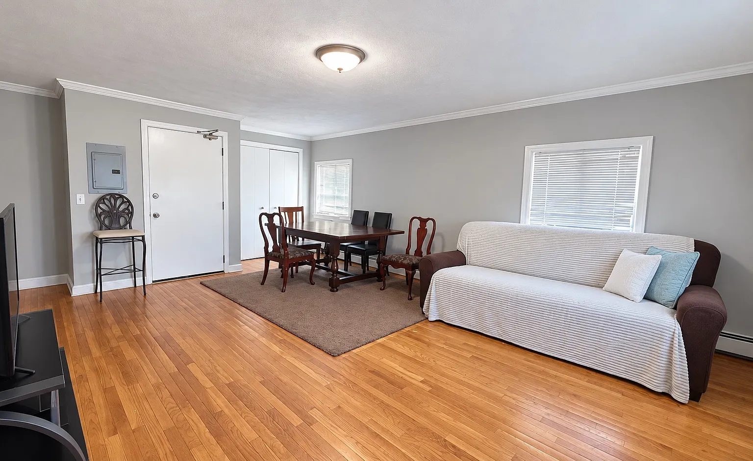 4 bed, 1.5 bath, 1200 sqft, $3,560 — Photo 3
