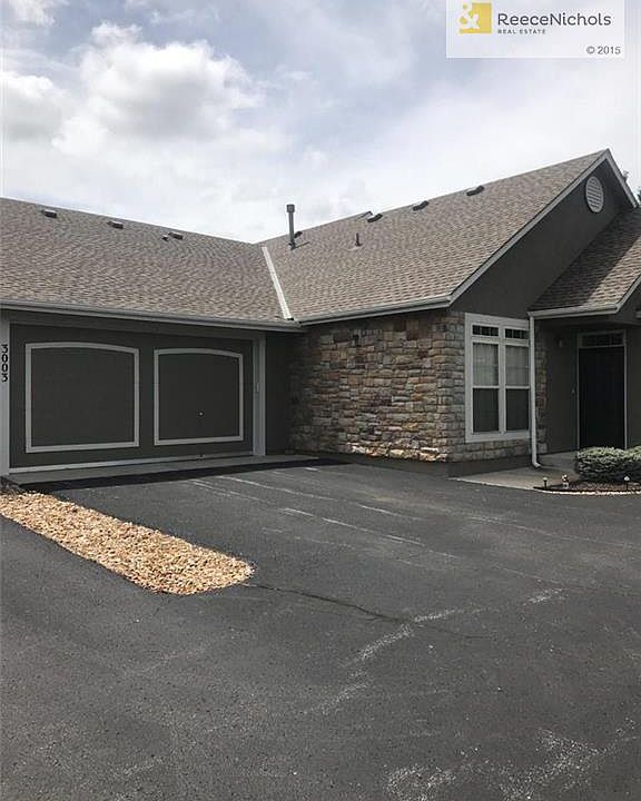 front of home with 2 car garage