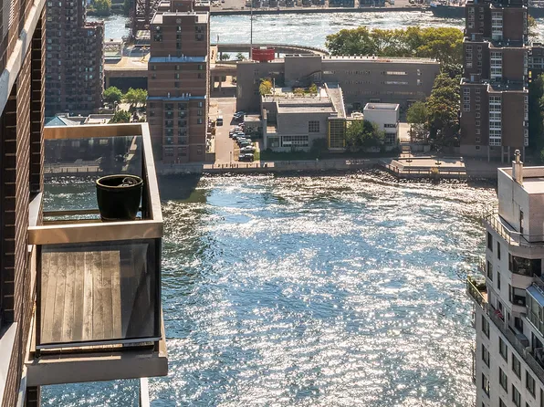 515 East 72nd Street image 8 of 14