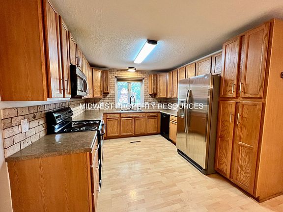 2nd image of 604 NE Applewood St