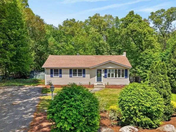 4 N Candy Ct, Smithfield, RI 02917