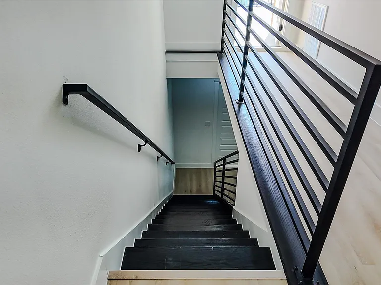 819 N Loop — Photo 49
