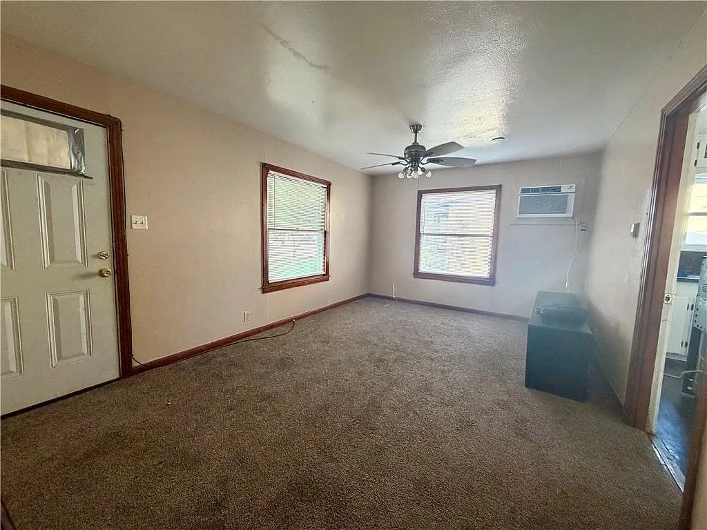3 bed, 1.0 bath, 912 sqft, $1,350 — Photo 2
