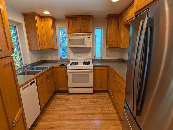 4th image of 207 27th Ave S