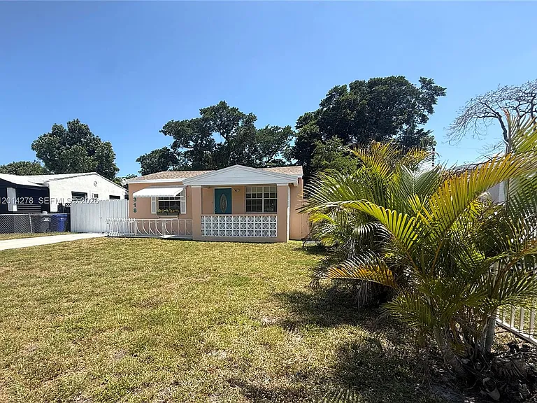 2318 Dewey St — Photo 3