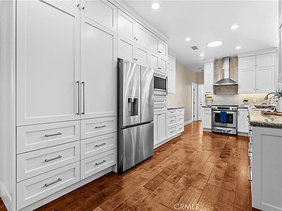 5th image of 526 E Maple Ave