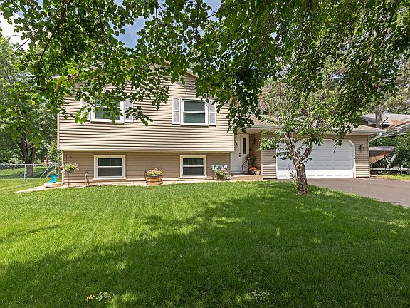 3rd image of 1009 127th Ln NE