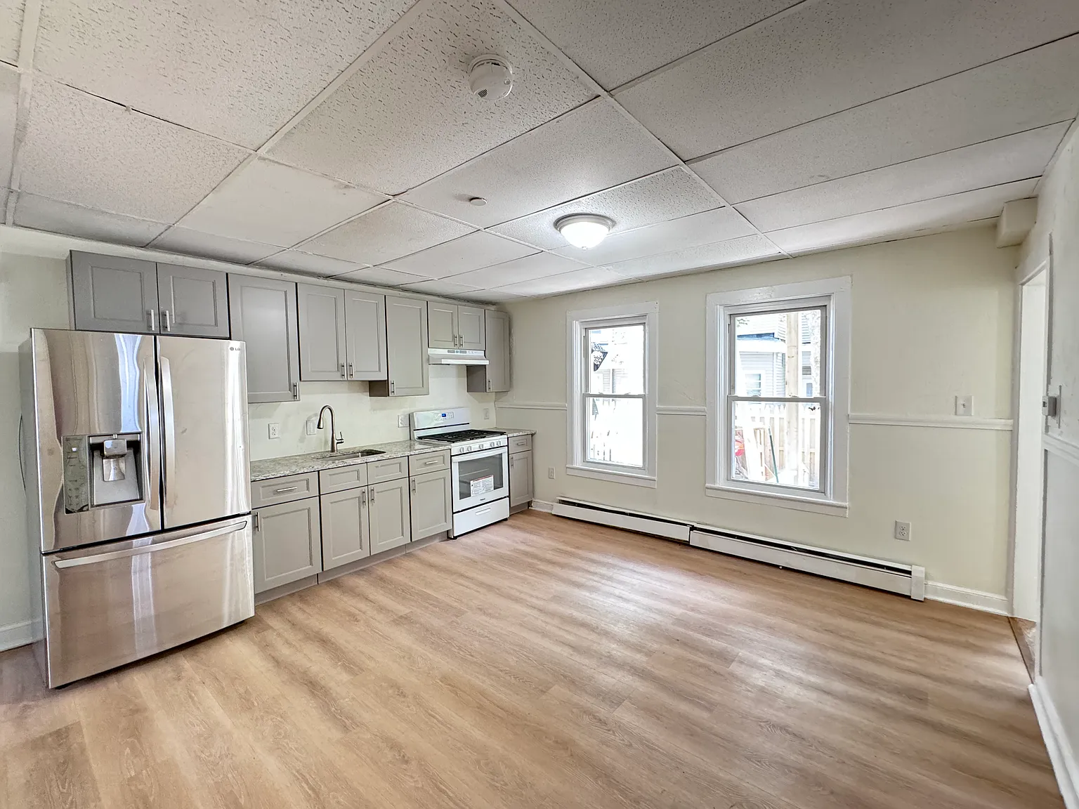 2 bed, 650 sqft, $2,075 — Photo 2