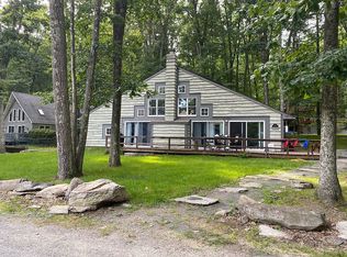 33 Ledge Dr, Lakeville, PA 18438