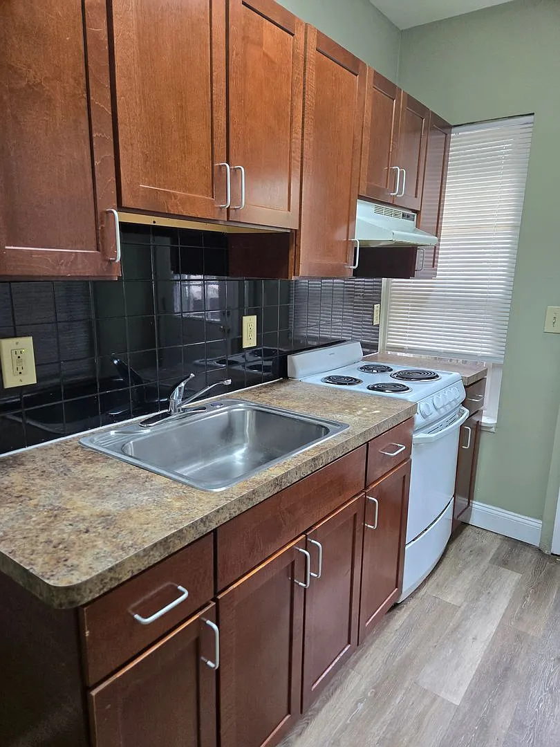 Large 2 bedroom, 1 bathroom HOUSE — Photo 1