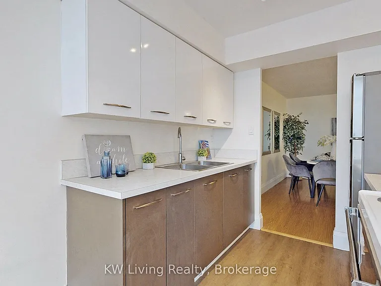 633 Bay St #814 — Photo 23