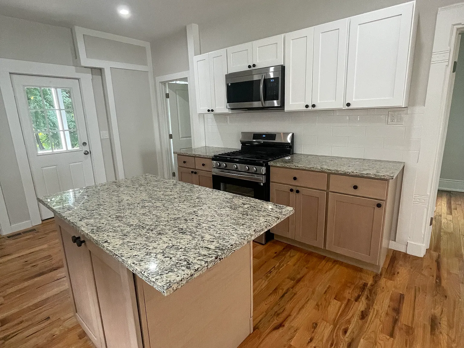 2 bed, 1200 sqft, $2,100 — Photo 4