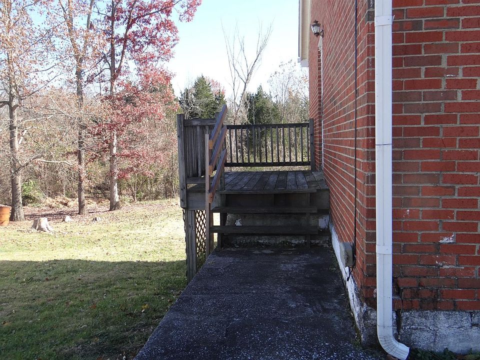 2nd image of 910 Moss Ln