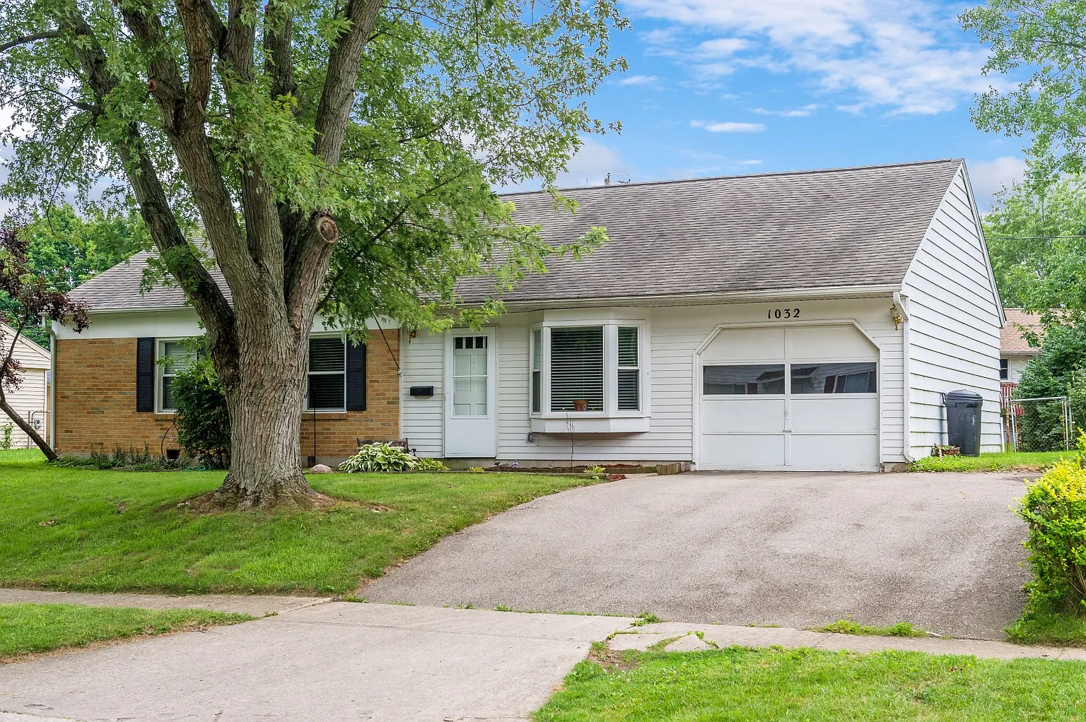 1032 Londonderry Dr photo 1