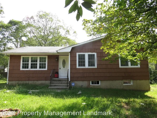 15 Fife Dr, Coram, NY 11727