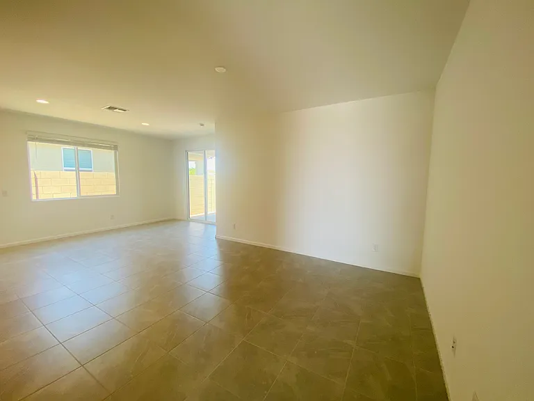 5531 S 23rd Dr — Photo 3