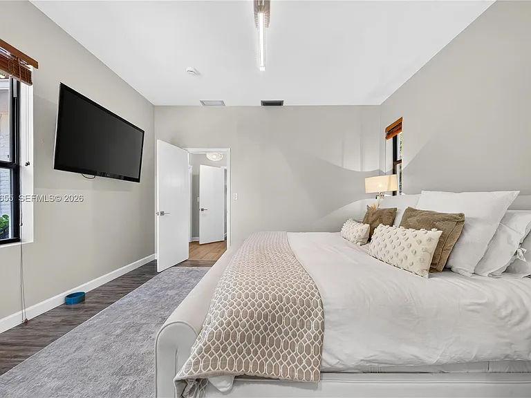 460 W Dilido Dr — Photo 25