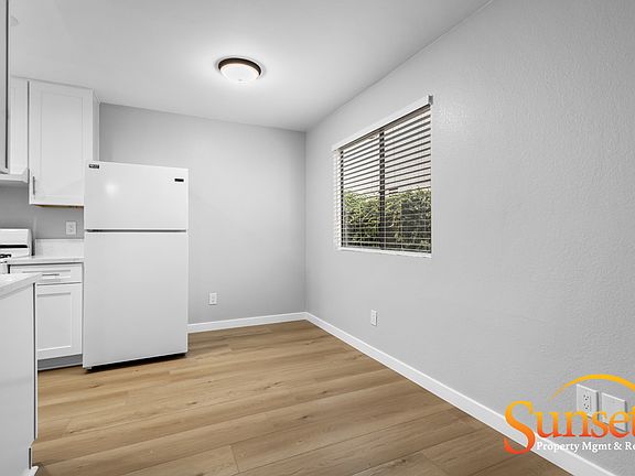 4th image of 4421 Clairemont Dr APT B