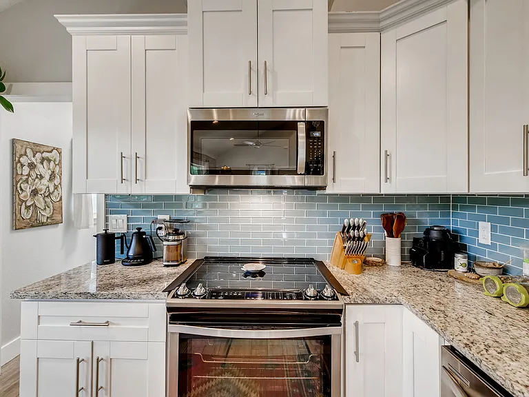 1103 Estes Ave — Photo 10