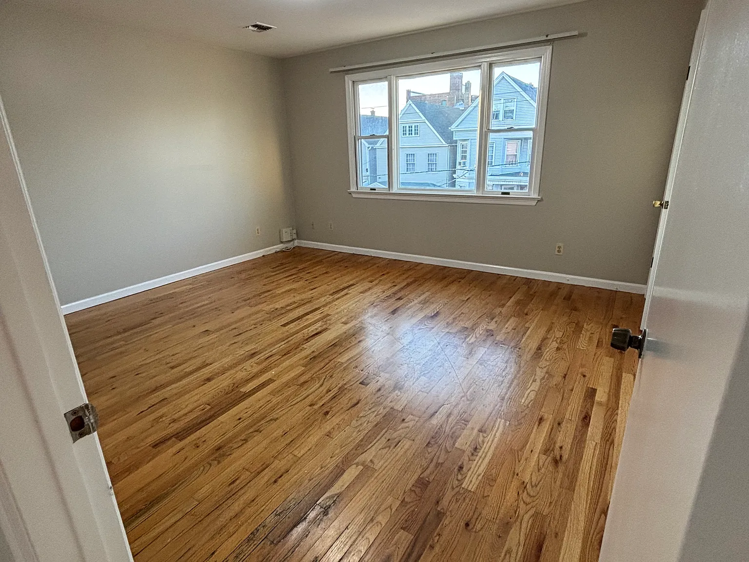 4 bed, 1200 sqft, $3,600 — Photo 3